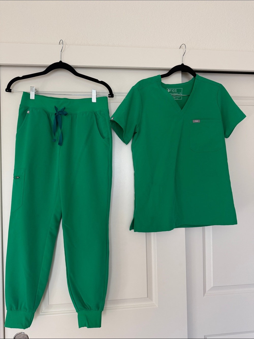 Figs Green V-Neck Scrub Top and Jogger Set XS and XS petite